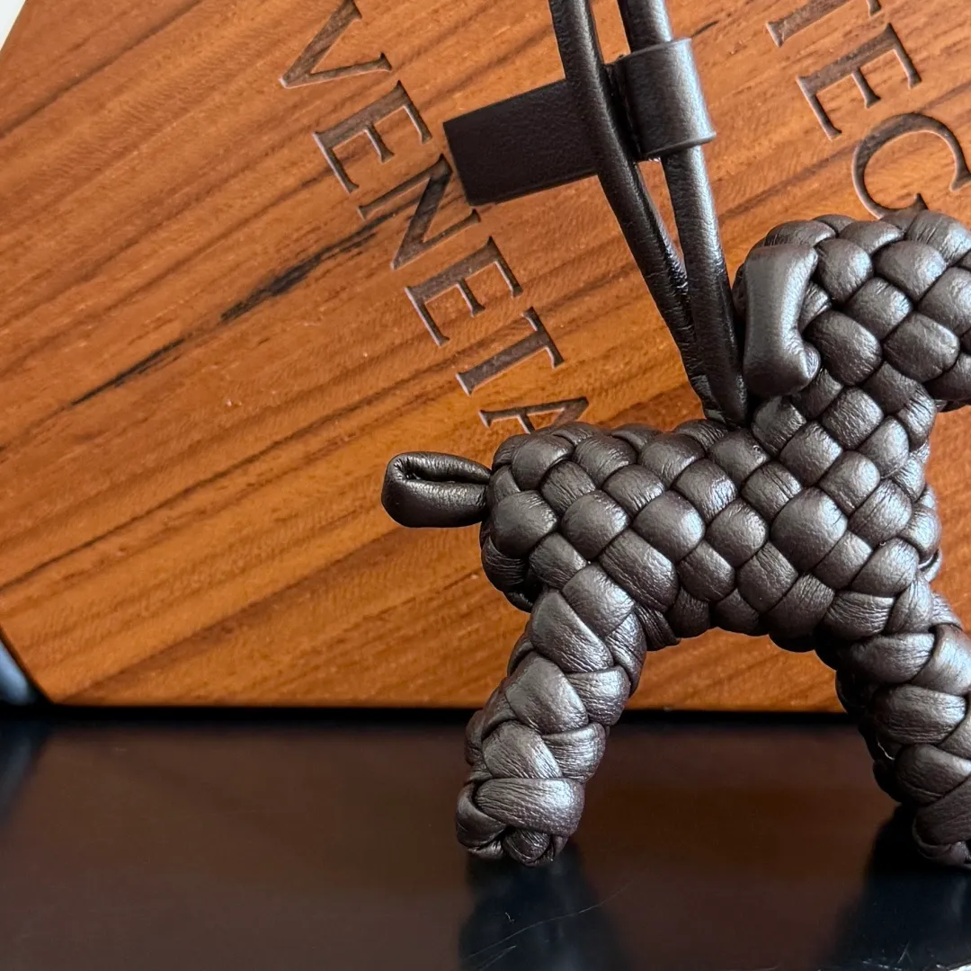 Batch 540 BOTTEGA VENETA2025 new puppy🐕 style pendant Braided puppy is online😎 Leather braided puppy style pendant can be hung on any handbag, and it is as cute, delicate and colorful as it matches with a bag. Cute and cute, it will touch your heart at any time. It can be hung on bags or keychains. Who can resist such a cute puppy? Style number: 807068
